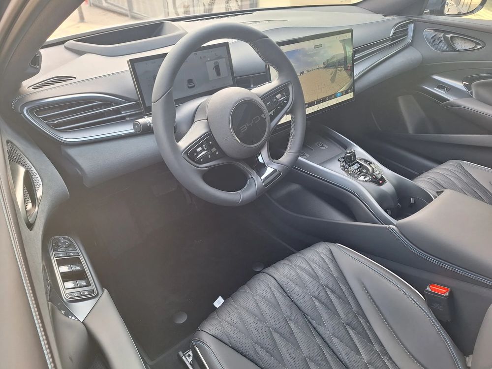 3,8 S (0-100 km/h) / Zasięg 520 km / Head-Up / Dynaudio® / Kamera 360