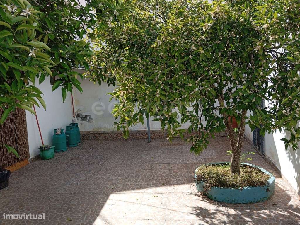 Moradia no Centro de Baleizão com 4 quartos, garagem e quintal - Grande imagem: 4/24