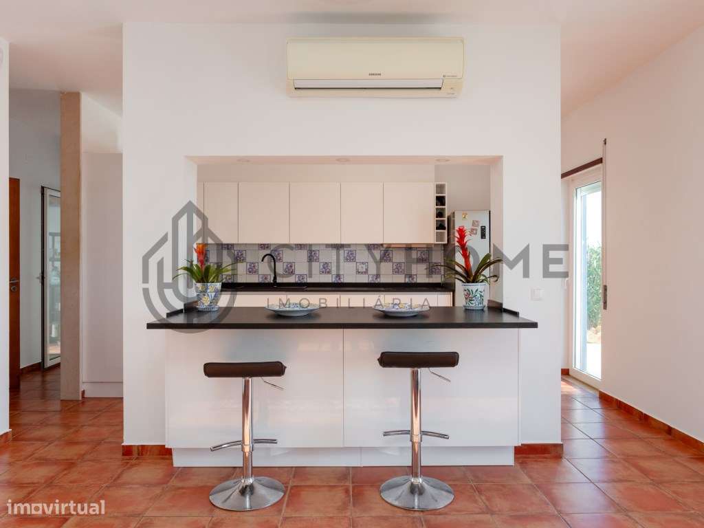 Moradia T4 com piscina infinita em terreno amplo em Silves-7