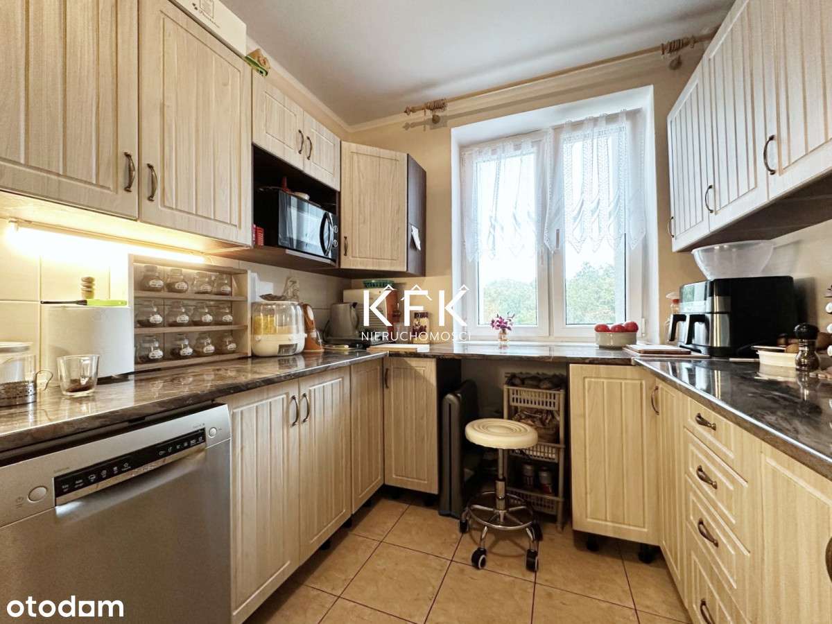 Trzy niezależne pokoje Blok Cegła Balkon Film-7