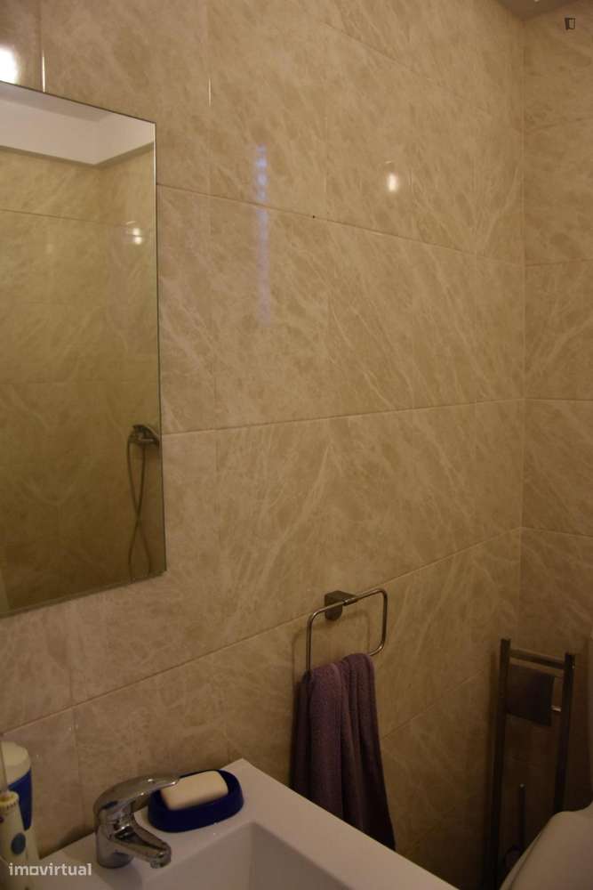 Quarto - localizado em Lordelo do Ouro Porto - Grande imagem: 5/8