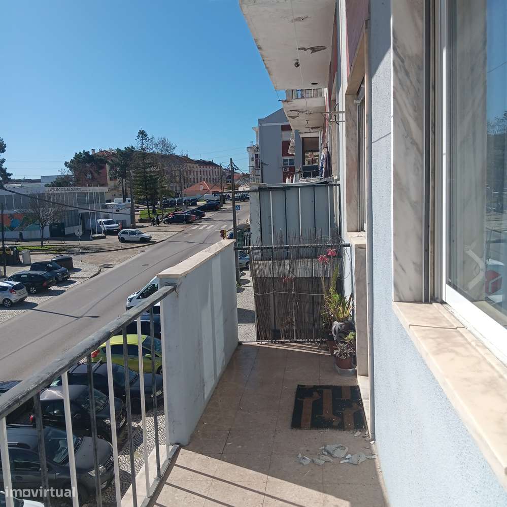 Apartamento T2 com varanda e bom potencial-19