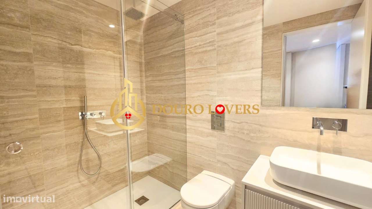 Apartamento T2 com Varanda e Garagem em Matosinhos-12