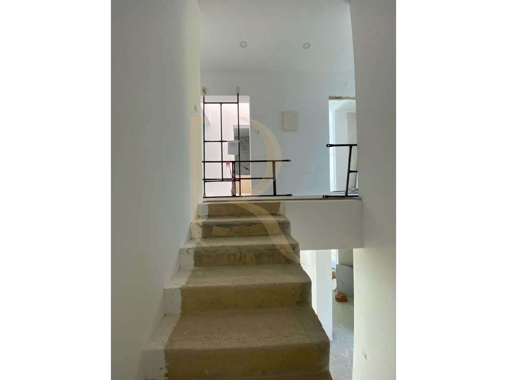 Moradia isolada T4 por terminar na Charneca da Caparica-10