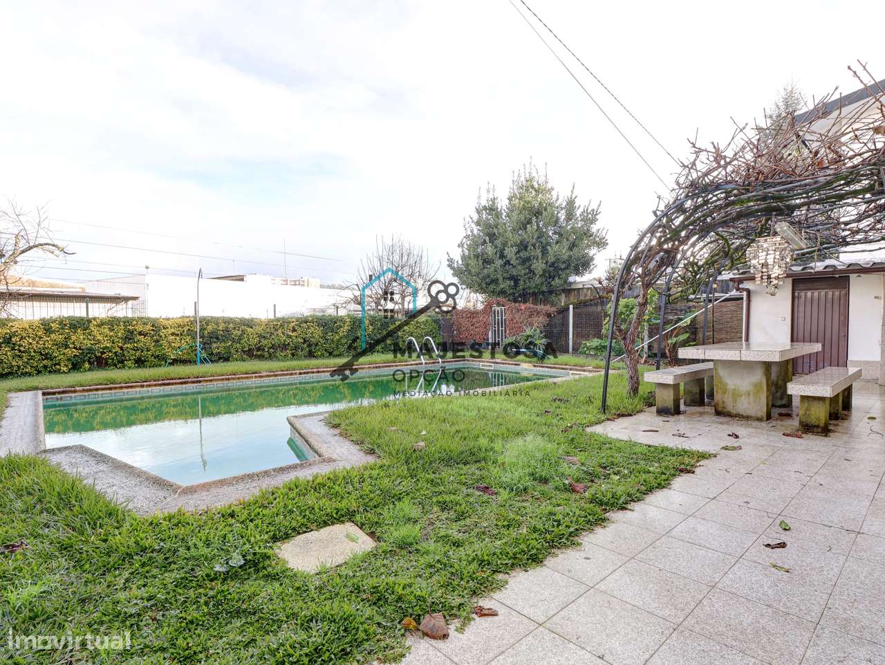 Moradia T5 com Piscina na Rua Padre Cruz, Maximinos-33