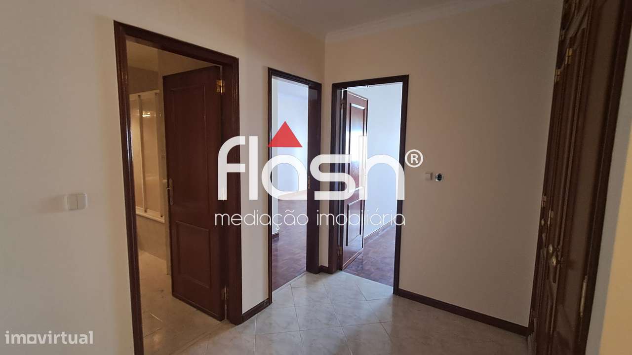 Apartamento T2 c/ parqueamento em Mem Martins-13