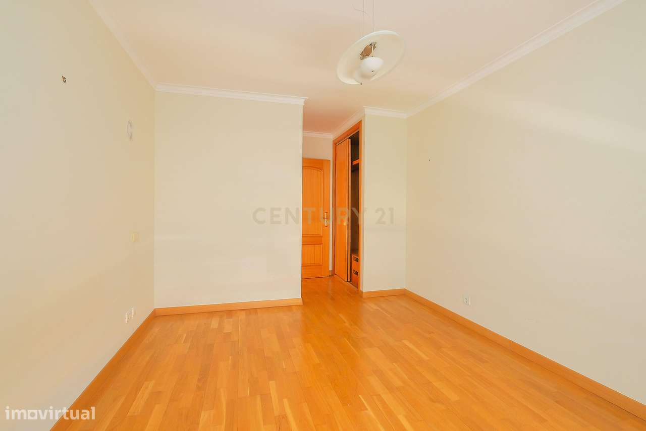 Apartamento T3 luminoso na Parede com varandas, garagem e arrecadação-18