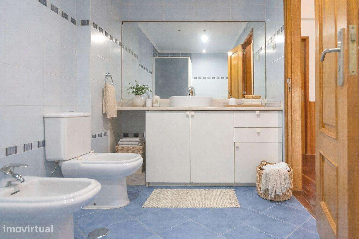 T2 Duplex com 101 m2 e 2 WC – Um apto. diferente na Amadora-4