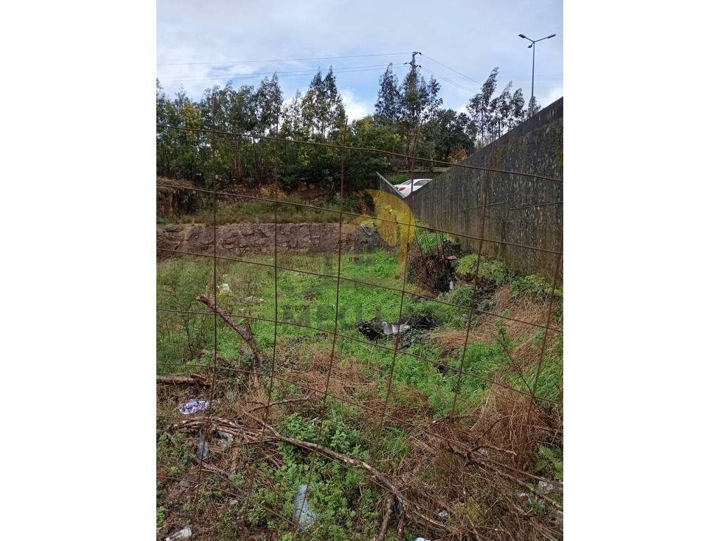 Terreno de 648m2 com c/ Projeto Aprovado p/ Moradia T3-3