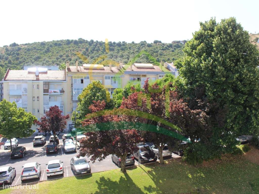 Apartamento T3+2 em Olival Basto - Oportunidade Única com Sótão-15
