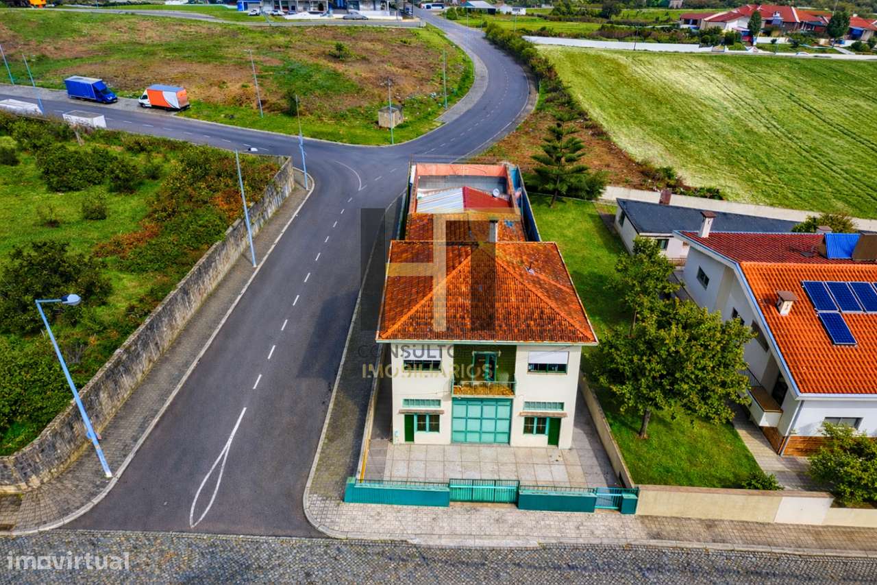 Moradia com Armazém e 2 Habitações | Elevado Potencial de Investime - Grande imagem: 3/23