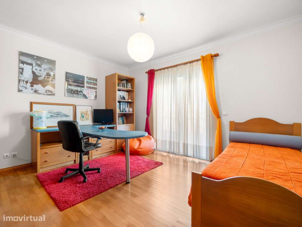 Moradia T4+1 localizada no bairro do 'Casal Novo'.-20
