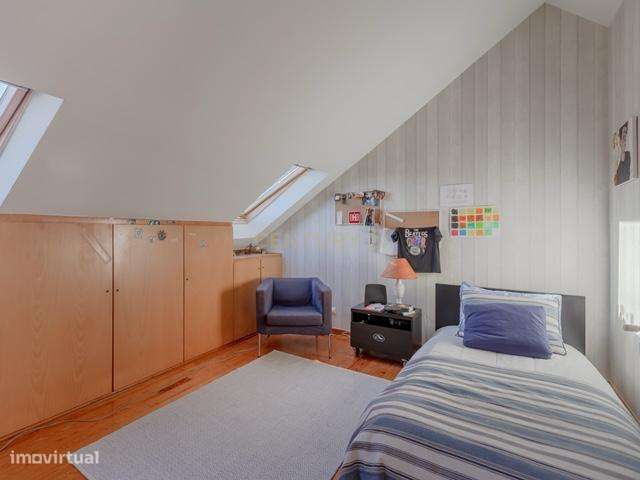 Moradia T6 com Jardim Interior e Garagem na Lapa – Junto à Embaixada d-21