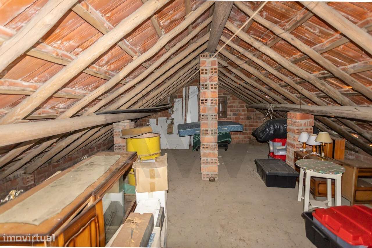 Moradia T2  com Garagem  e anexos inserida num lote de 1500 m2 de ter-34