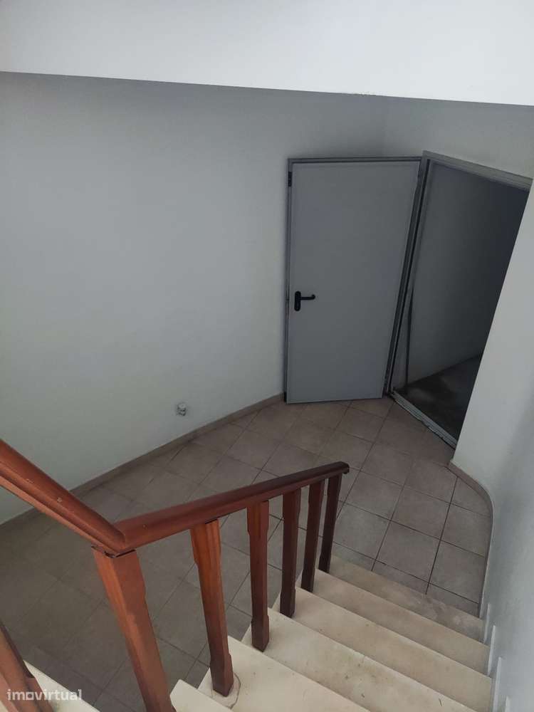 Moradia geminada (ponta), r/c e 1º andar, a 5min. do centro da cidade!-16