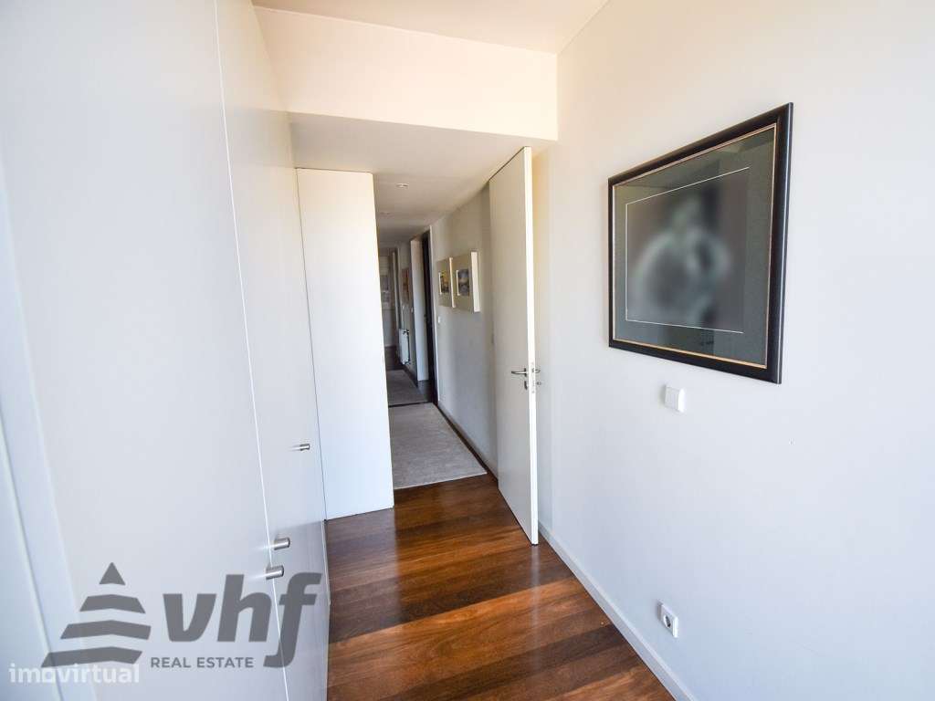 Oportunidade Única: T5 de Excelência no Condomínio Jardim das Camélias-19