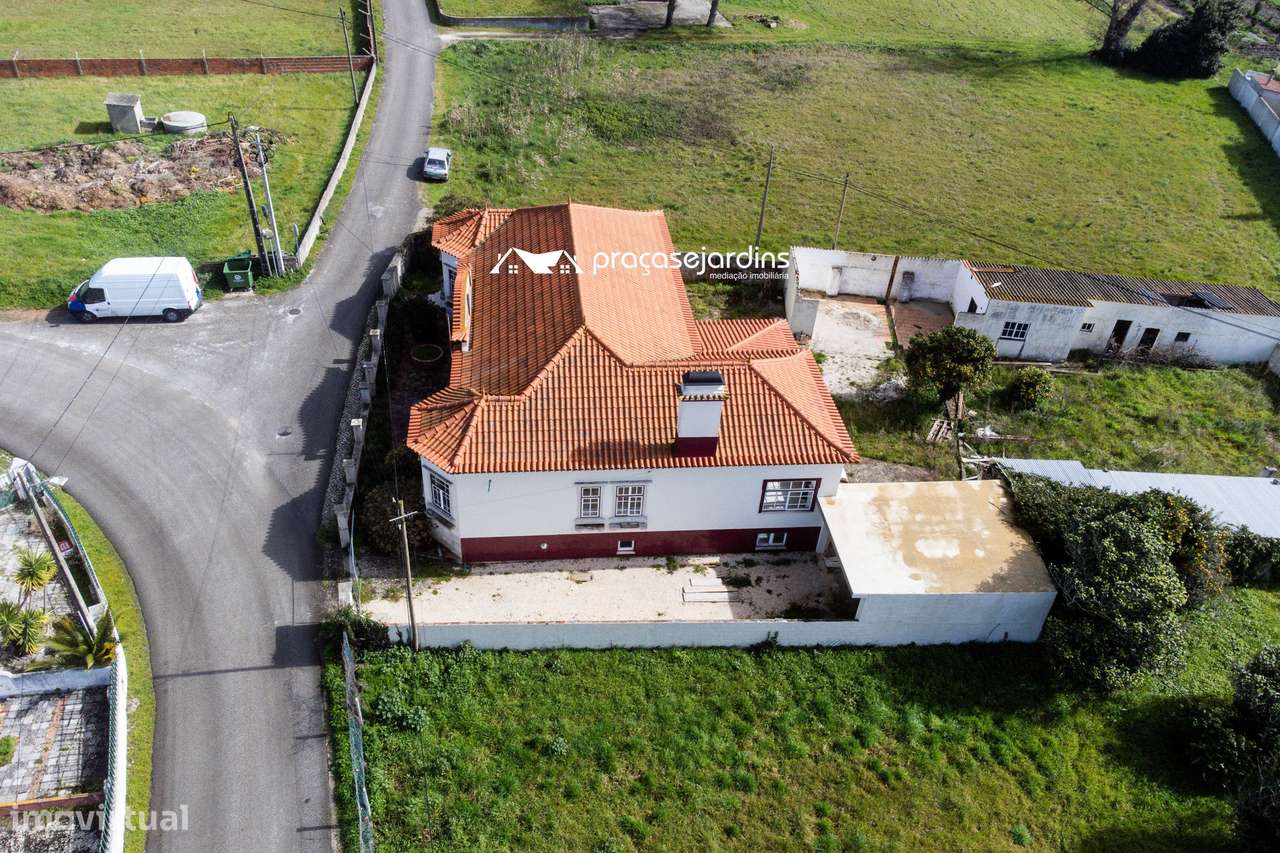 Moradia T3 com História, Conforto Moderno e Proximidade à Praia-44