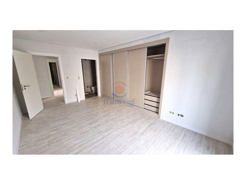 Apartamento T1 NOVO com Terraço na Amadora