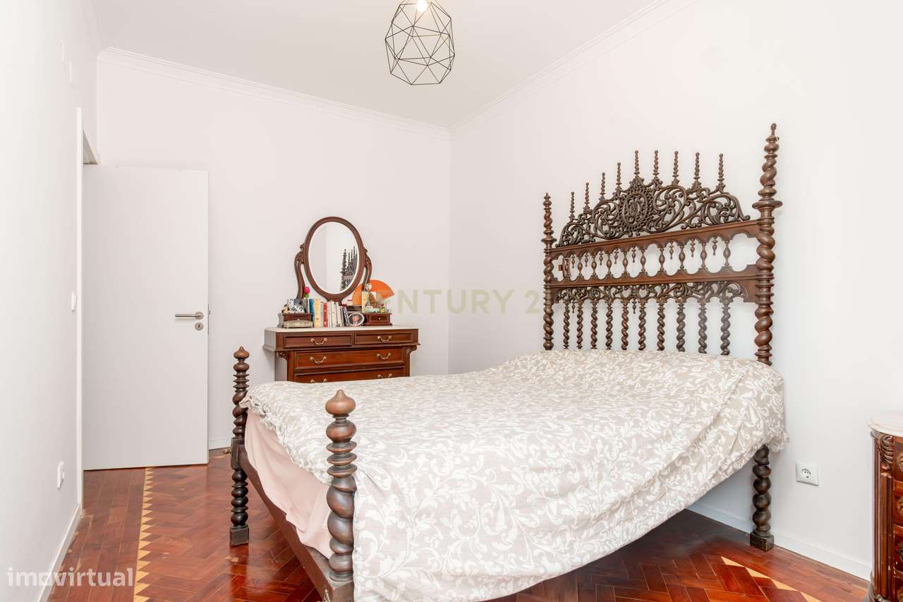 Apartamento T2 com 2 WC's e Varanda Ampla – Totalmente Renovado – Bura-6