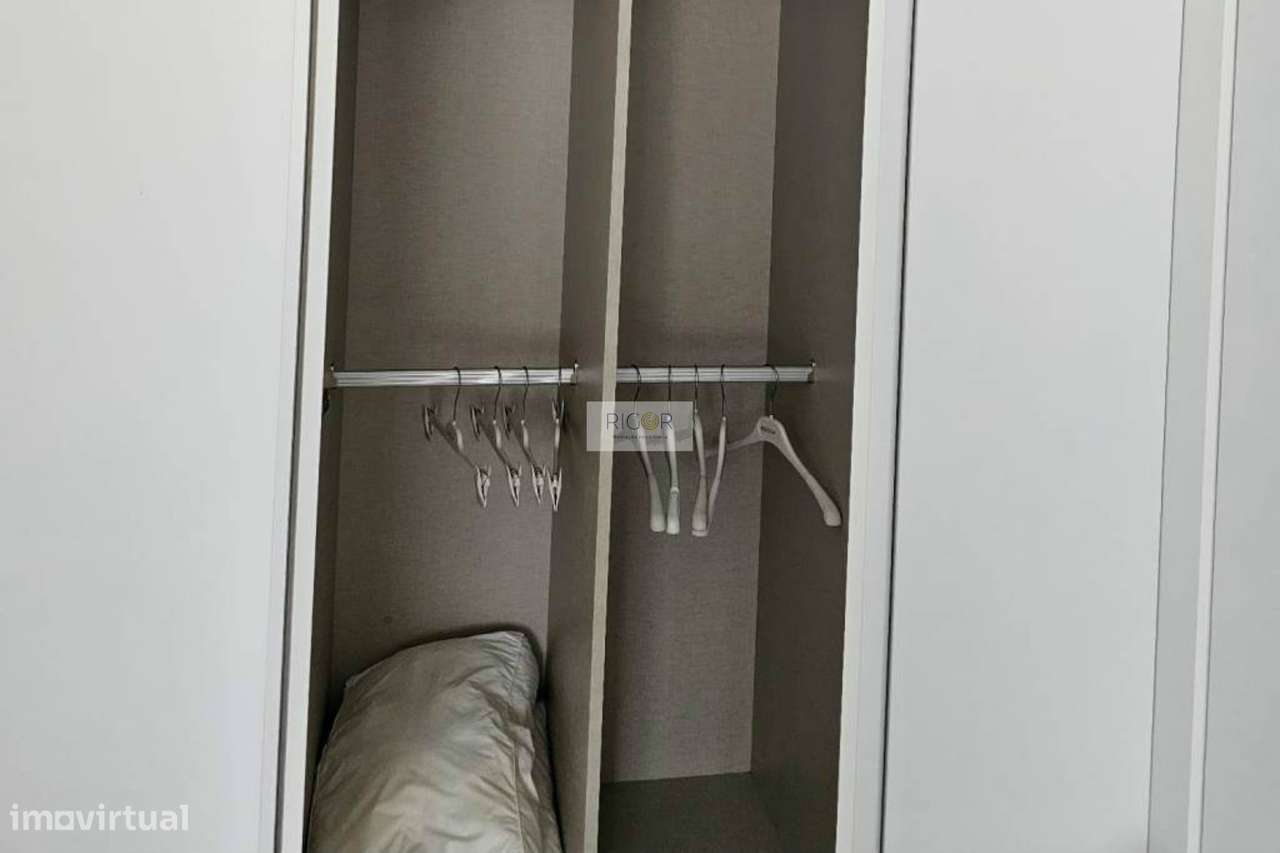 Apartamento T0 com terraço de 35m2 a Poente a 600 metros da praia, em-8
