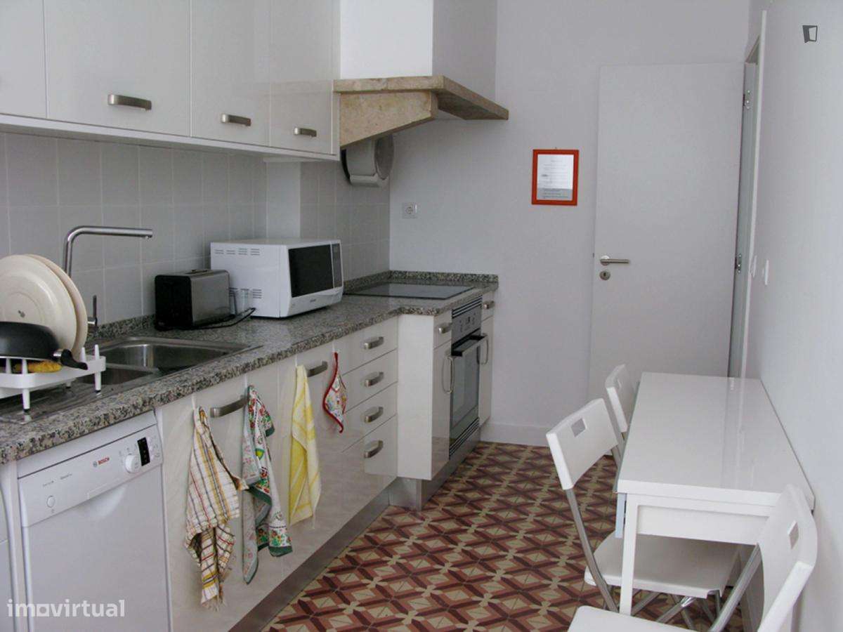 Quarto - localizado em Penha Lisbon - Grande imagem: 2/11