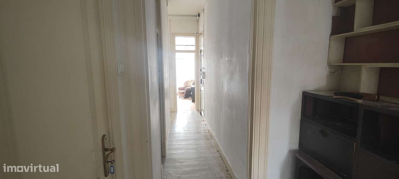 Apartamento T3 com varanda em Avenidas Novas, para remodelação total.-18