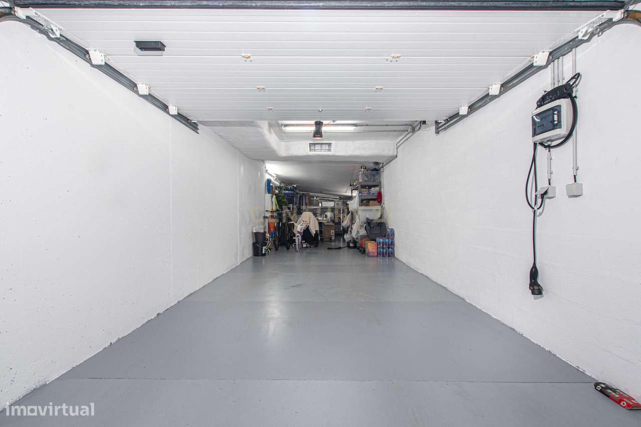 T4 Exclusivo com Terraço e Box para 2 Carros no Jardim da Amoreira-26