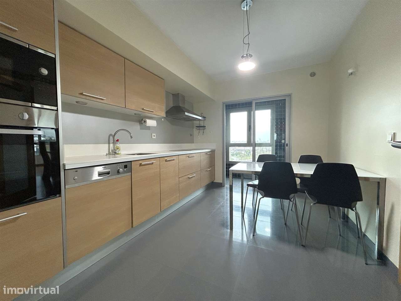 T3 com Garagem e Excelente Luminosidade no Bessa - Grande imagem: 4/26