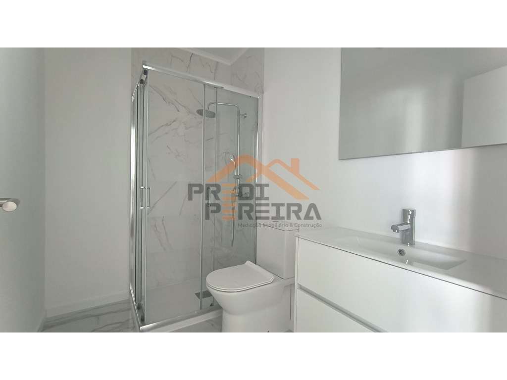 Situado em Odivelas, T3 remodelado.-17