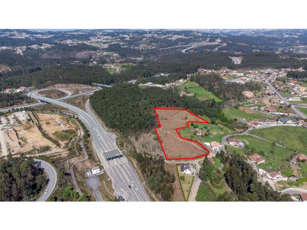 Terreno com 18414m² para construção pavilhões industriais junto à A...-7