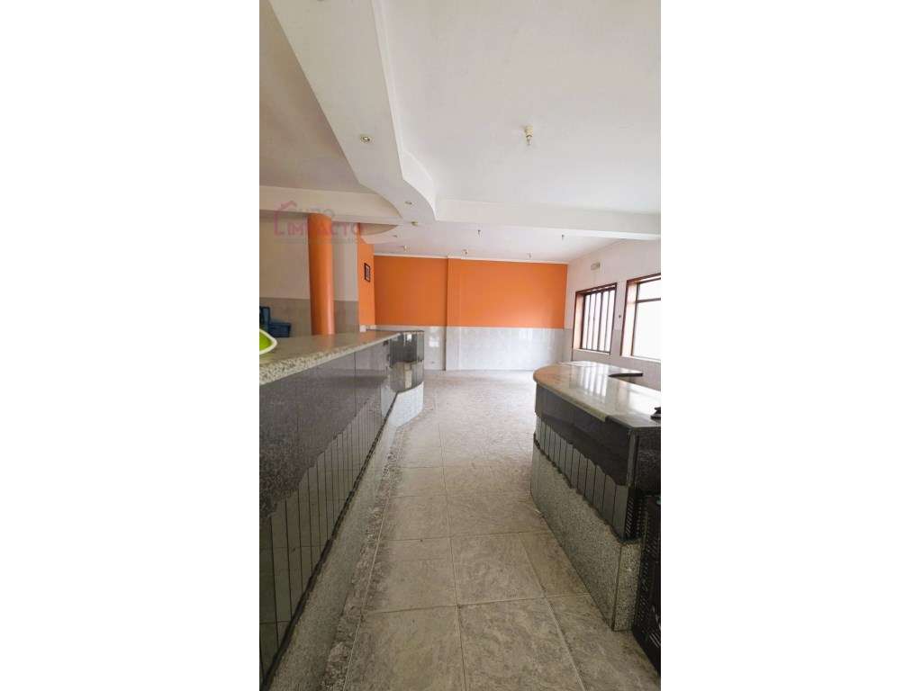 Prédio com T2 + Espaço Comercial | Duas Entradas Independentes | Po...-15