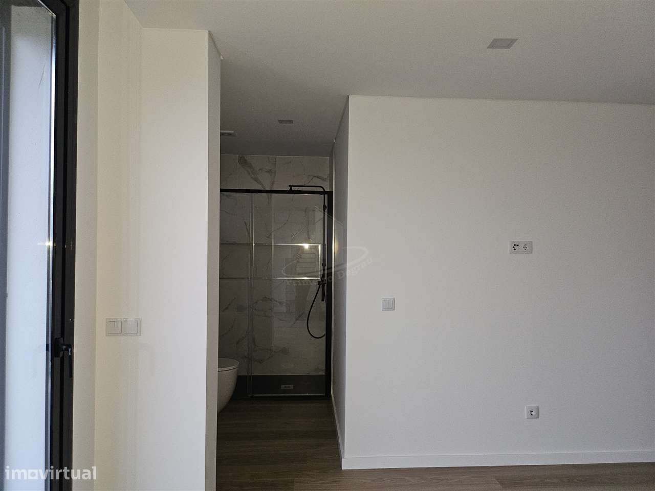 Moradia em banda em Santa Lucrécia-12