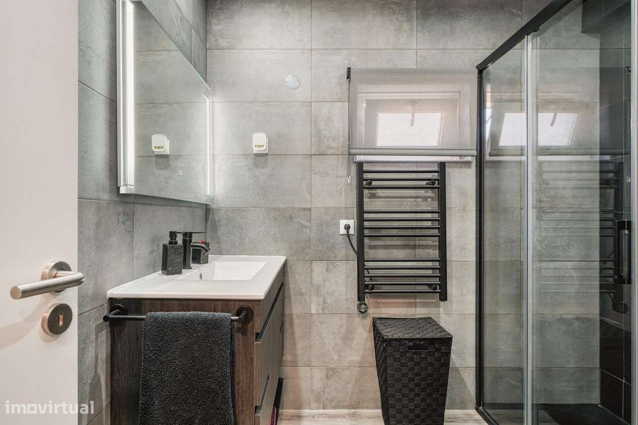 Apartamento T2+1 Totalmente Remodelado no Casal do Marco, Seixal-10