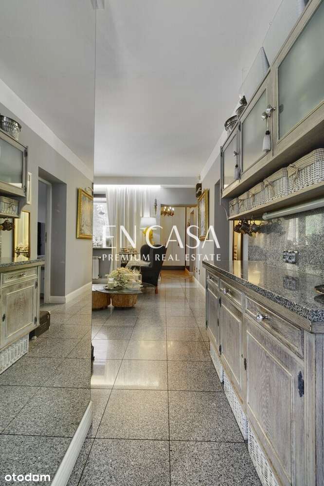 Restauracja przy ruchliwej ulicy.-8