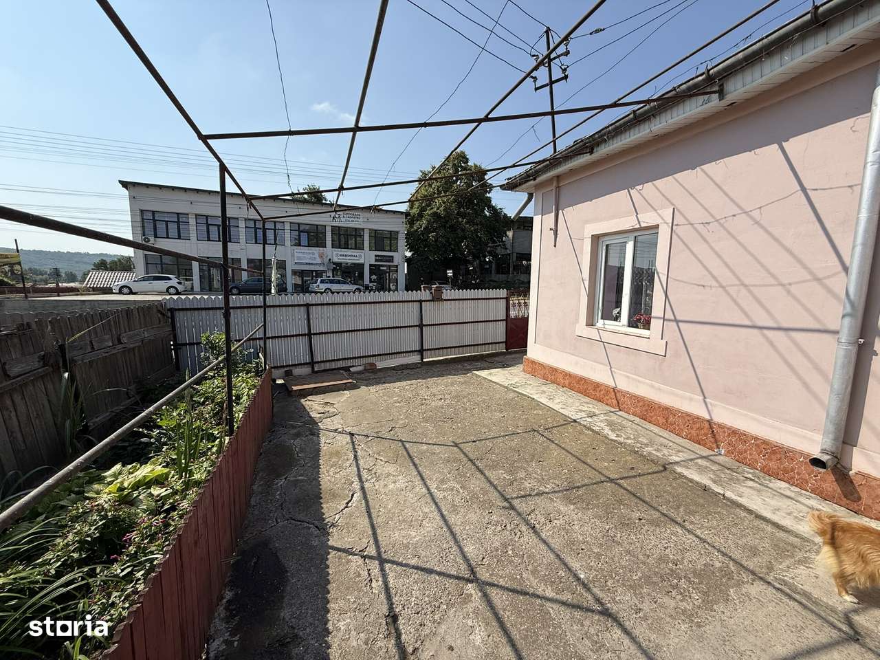 Casa de vanzare, la strada-1