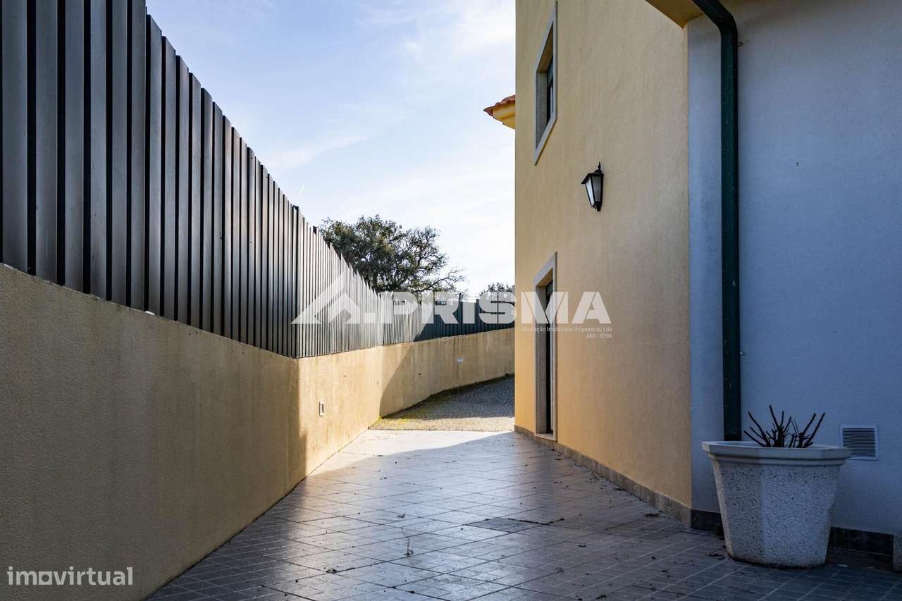 Moradia T5 para Venda em C. Branco-36