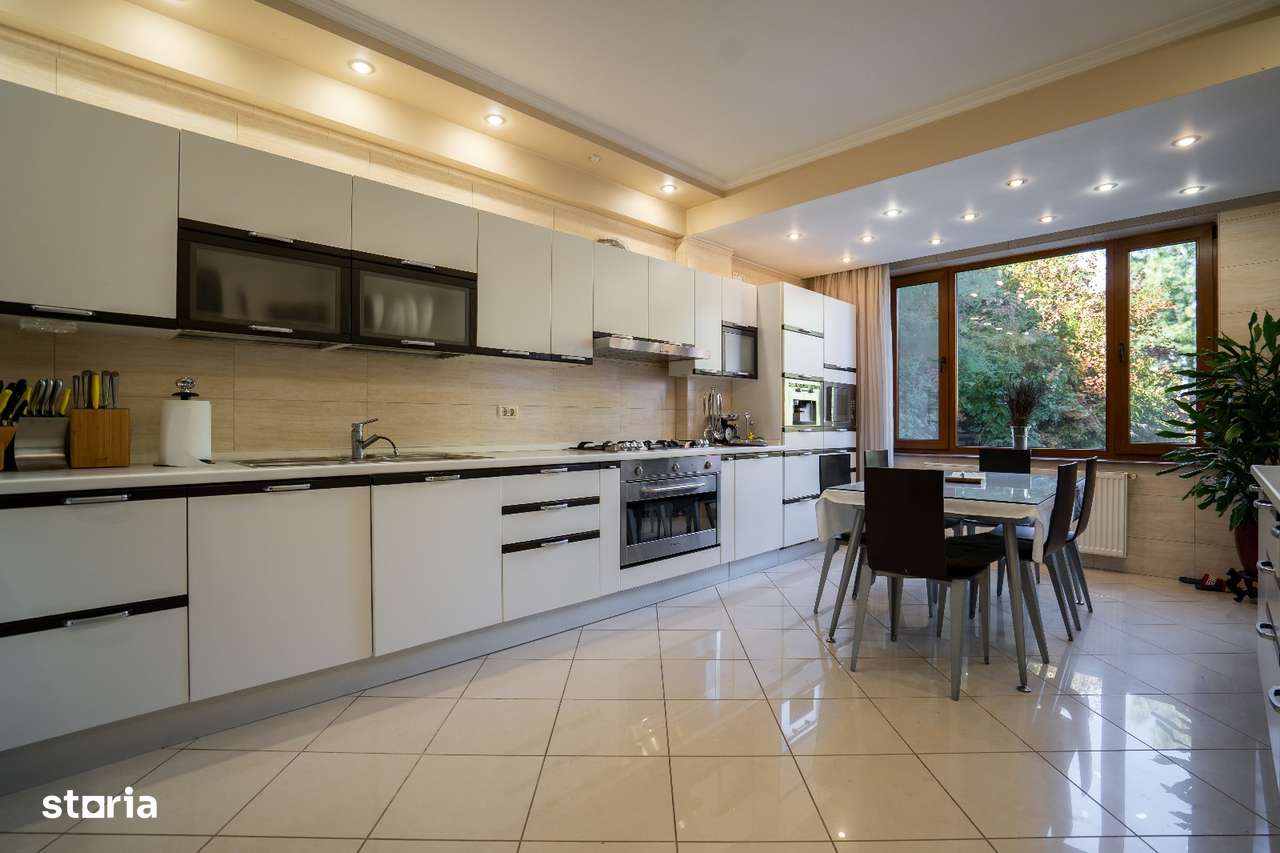 Vilă superbă, 13-17 cam, ponton privat și v. panoramică la Lacul Morii - Imagine principală: 5/20