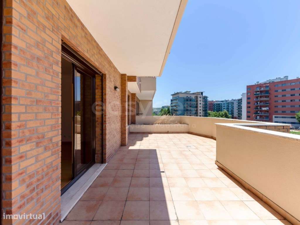 T2 Colinas do Cruzeiro com garagem para mais de 20 carros e terraço...-2