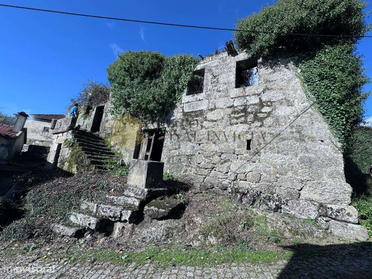 Moradia em granito para recuperar com amplo terreno - Celorico de Bast - Grande imagem: 5/9