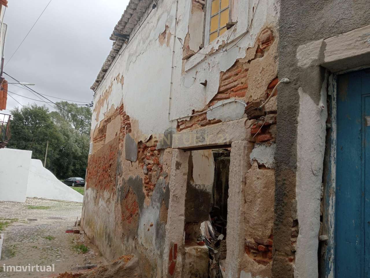 Moradia para restaurar no Largo de Palhais 10 , Santa Iria da Ribeira - Grande imagem: 4/9