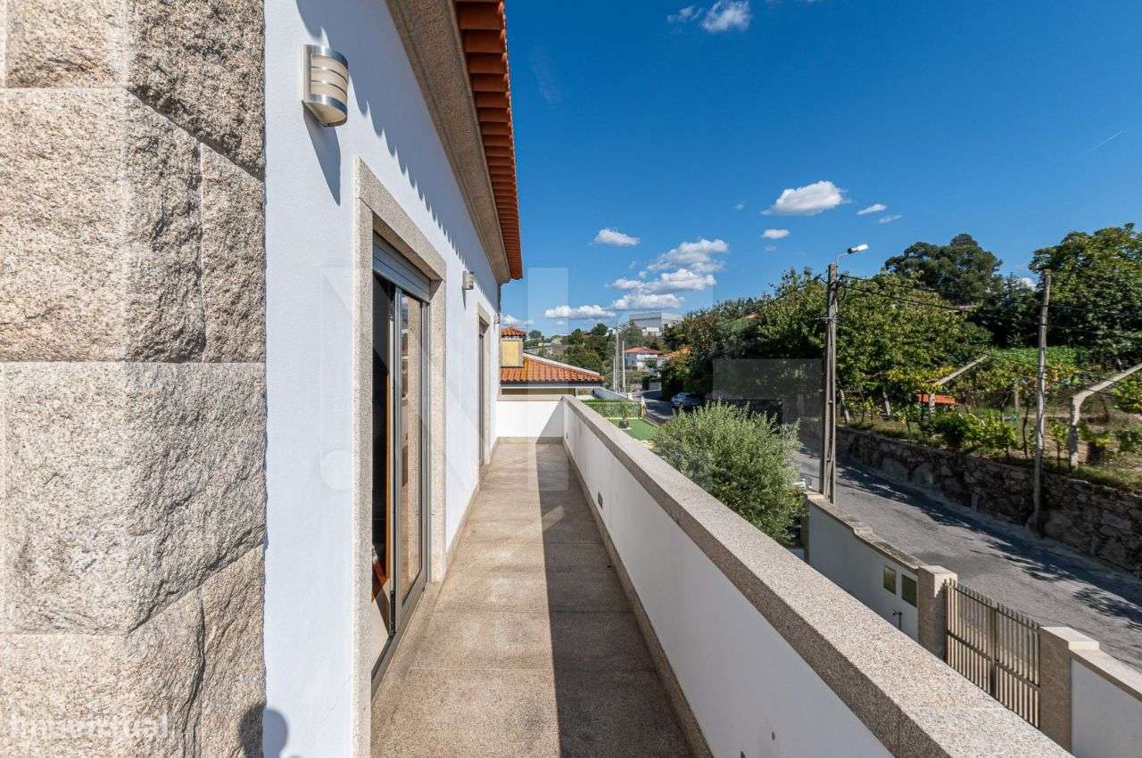Moradia T3, com Varanda, jardins e Piscina em Felgueiras-42