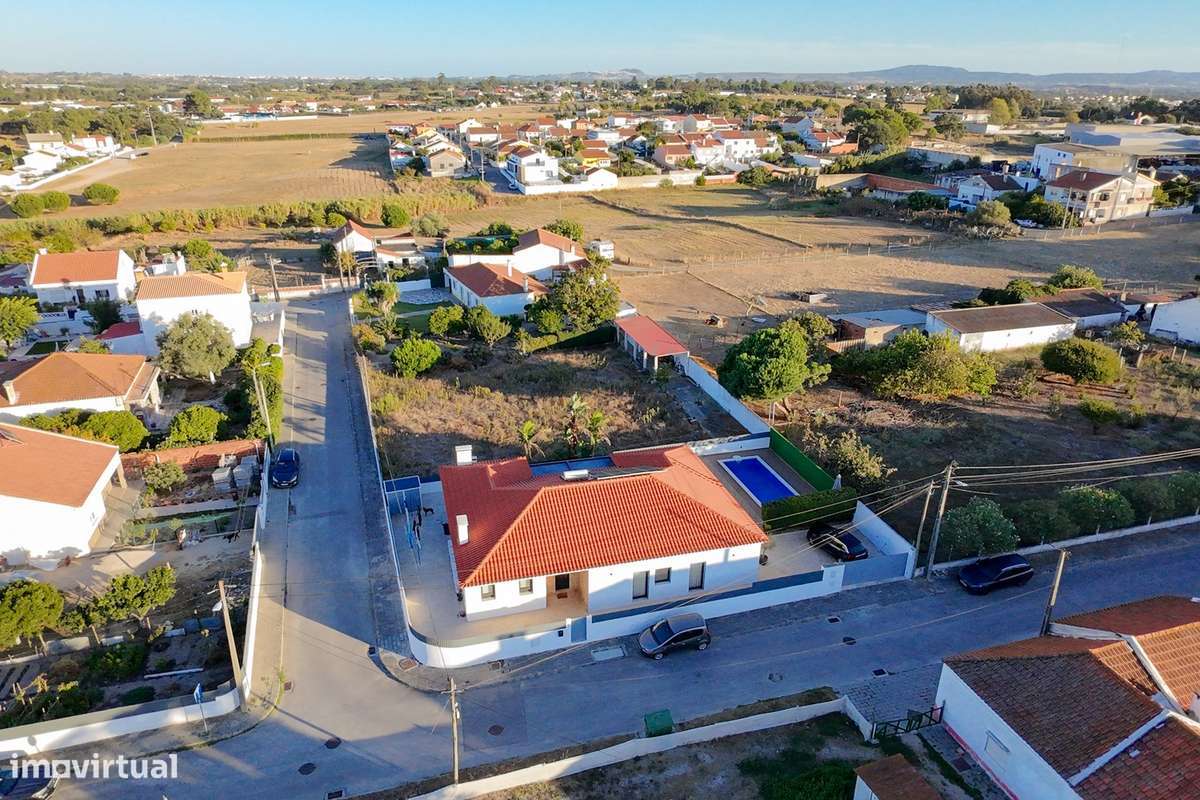 Excelente Moradia térrea Semi nova com piscina na Moita-6