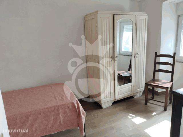 Moradia renovada com grande quintal - Perolivas-3