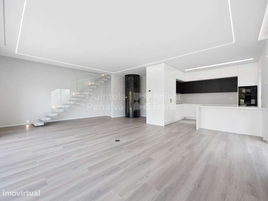 Moradia T4 com jardim e piscina no coração do Estoril - Grande imagem: 5/26