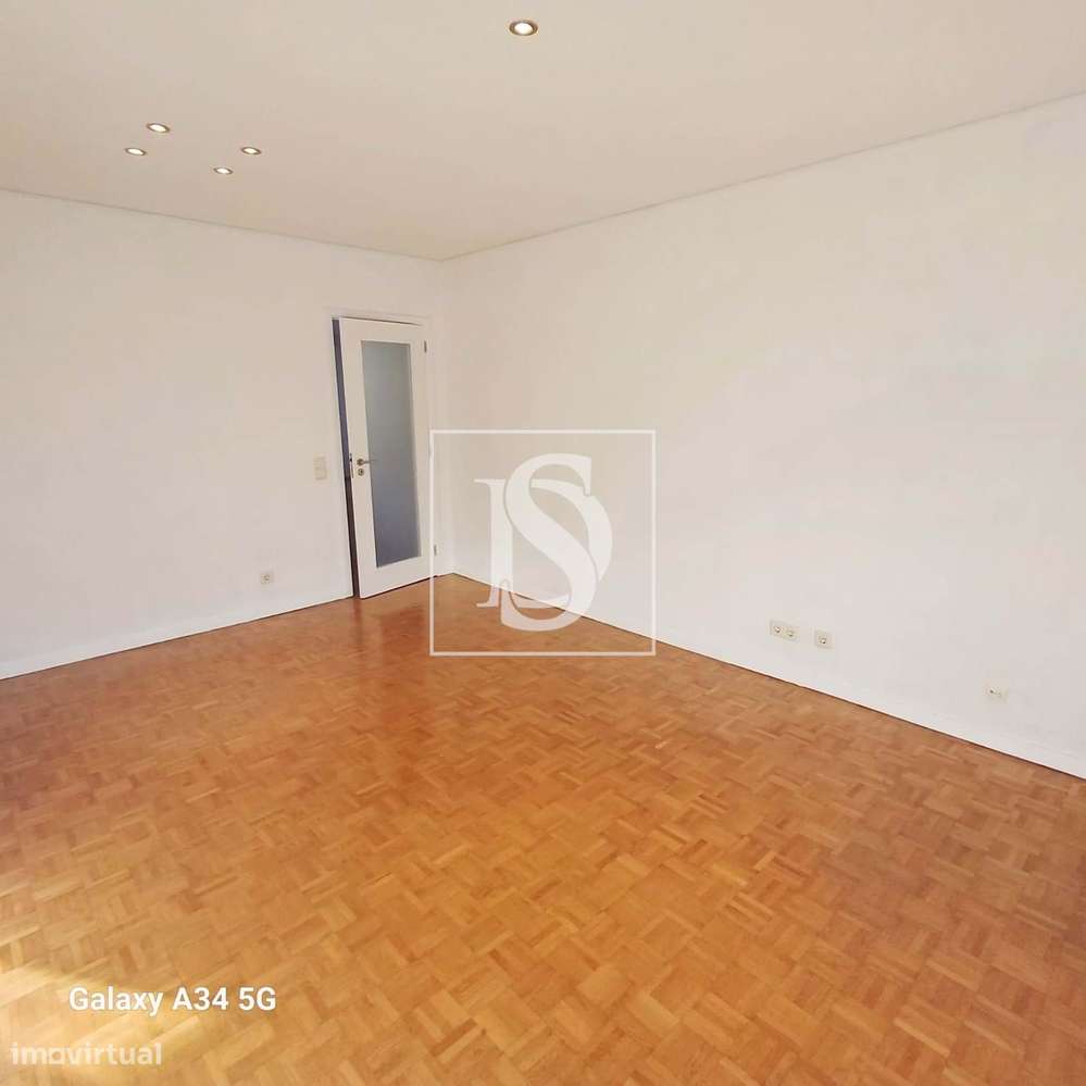 Excelente T2 com terraço e garagem em Box-17