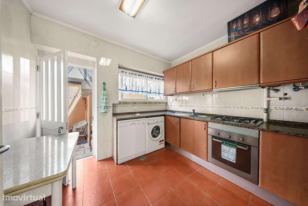 Moradia T4 com Churrasqueira, Jardim e Garagem – Excelente Exposição S-20