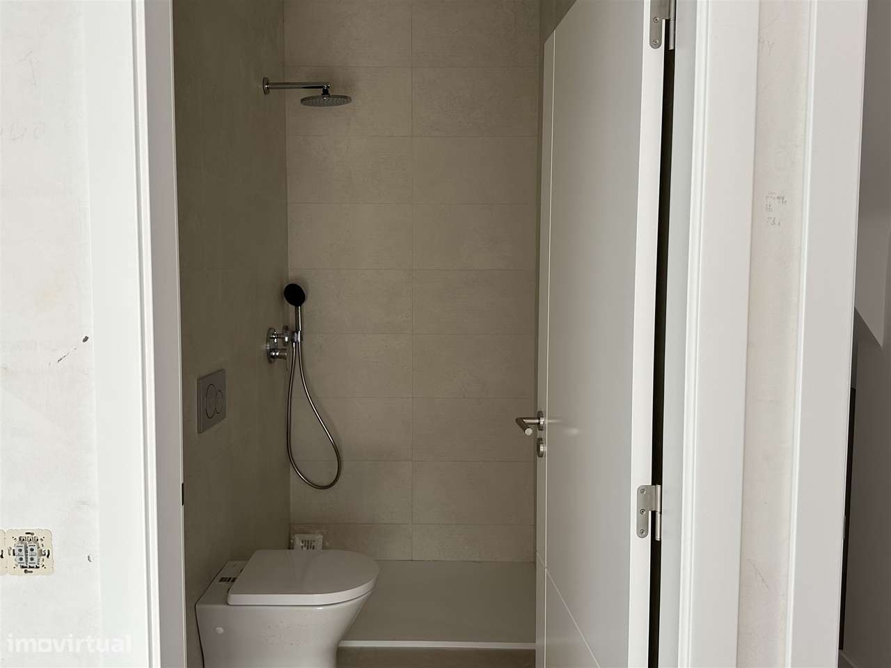 Moradia Unifamiliar de Luxo com Piscina e Jardim-6