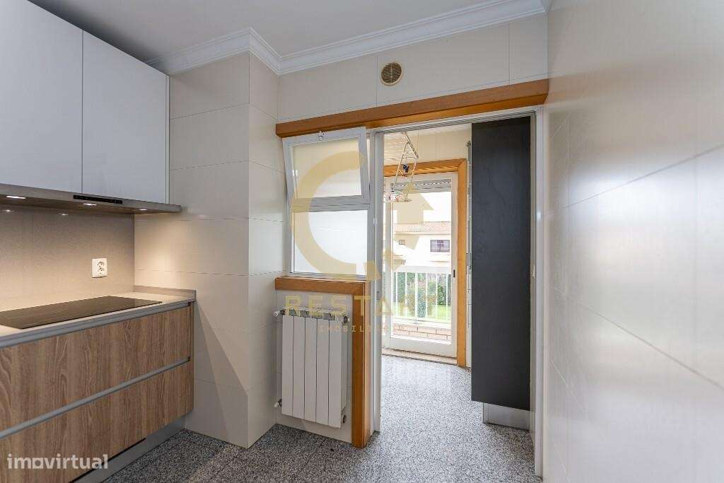 Apartamento T3 com excelente exposição solar, box fechada e junto ao m-53