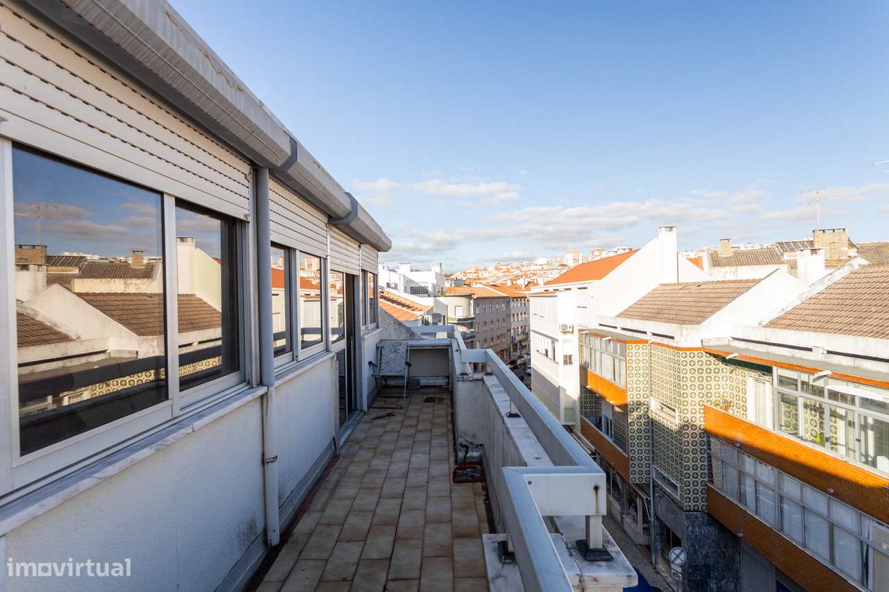 Apartamento T2 na Amadora: Potencial Único com Sótão e Varanda Solaren-23