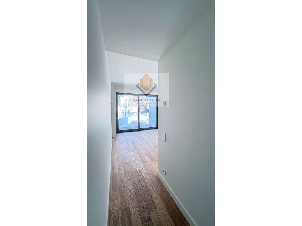 Apartamento T2 Novo com Varanda e Lugares de Garagem - Frente ao Ri... - Grande imagem: 5/8